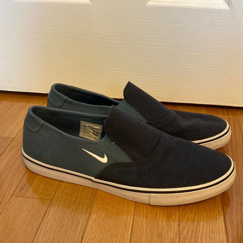 NIKE SLIDES